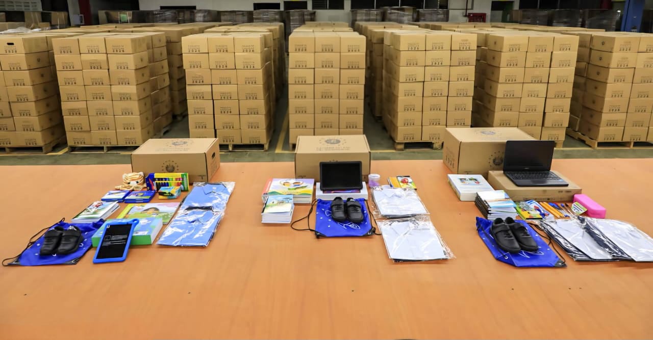 gobierno-garantiza-entrega-de-paquetes-escolares-completos-para-inicio-del-ano-lectivo-en-el-salvador